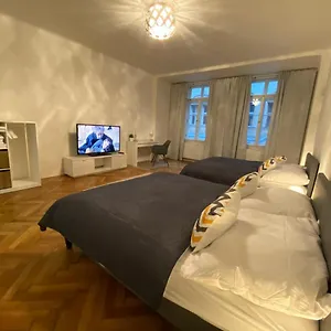 Spacious Apartment On Wenceslas Square Praga